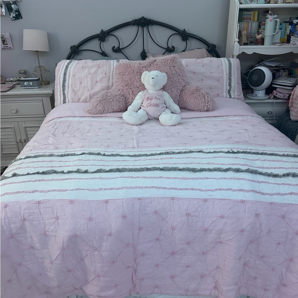 Soft Pink Quilted Comforter Set with Decorative Throw Pillows